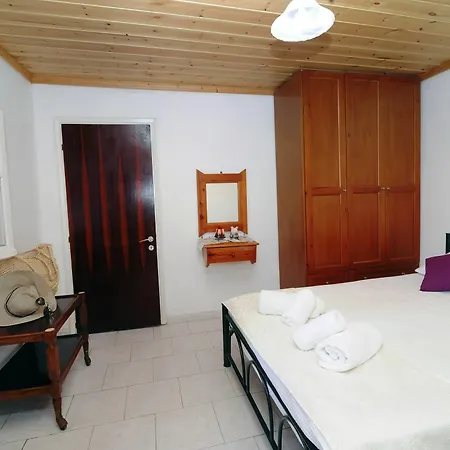 Traditional On The Hillside Of Antiperni Hotel Sidárion