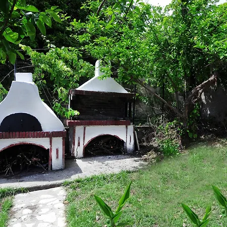 Hotel Traditional On The Hillside Of Antiperni *