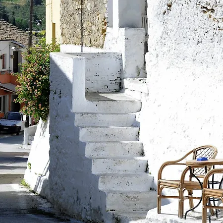 Traditional On The Hillside Of Antiperni Hotel Sidárion